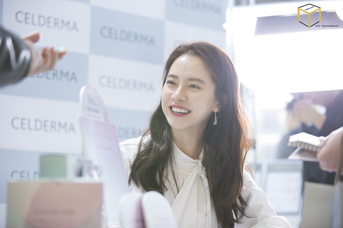 RmCandyAlliance's tweet photo. 180120 Song Ji Hyo for CELDERMA fansign event~ https://t.co/8S3gAGo7ds