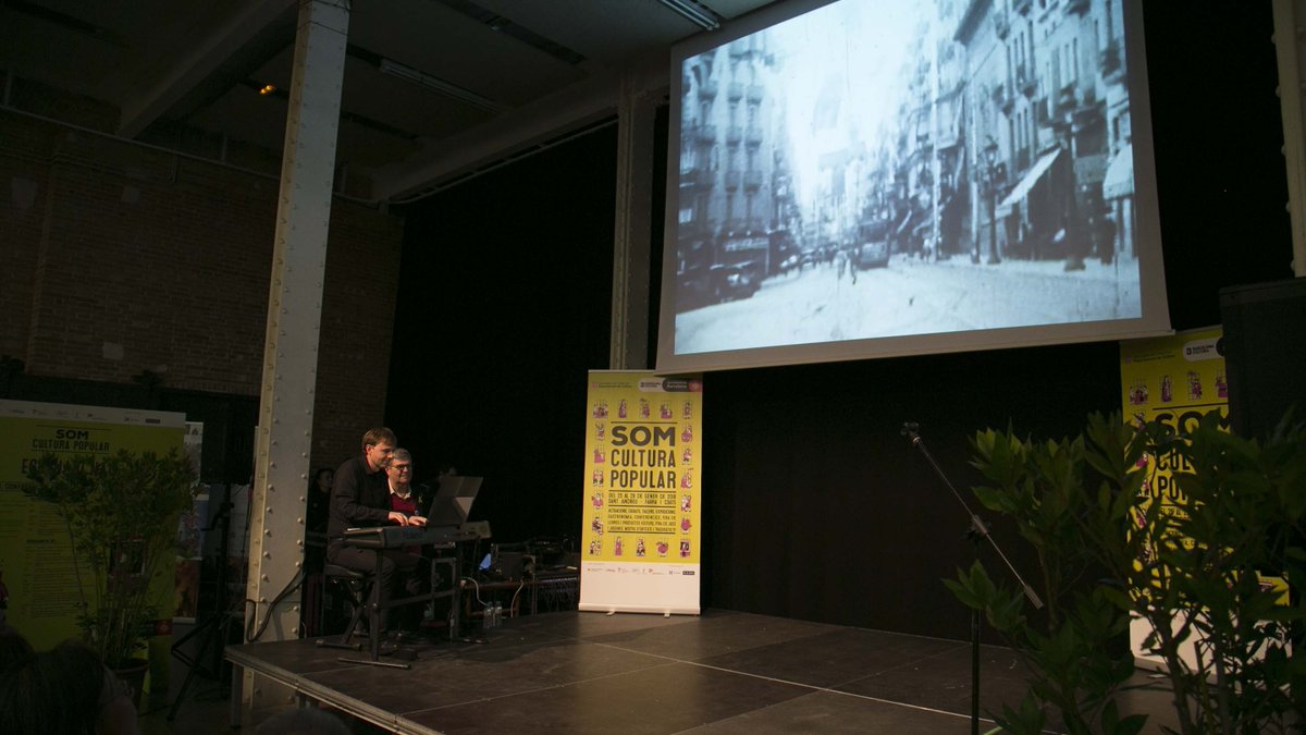 El Som Cultura Popular'2018 s'ha inaugurat amb una projecció inèdita de les fetes de Gràcia en el 1935, que va comptar amb acompanyament de piano en directe. Enhorabona i molts d'èxits en aquest últim cap de setmana de gener! tornaveu.cat/article/12277/…