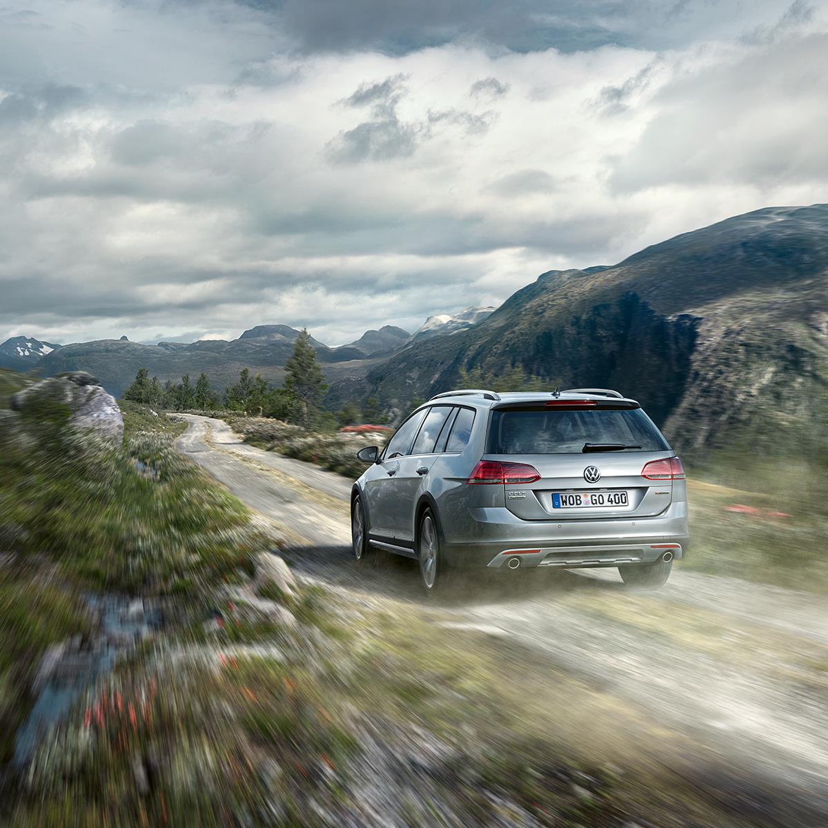 VWFS_CZ's tweet image. Ve voze Volkswagen Golf Alltrack jste dokonale připraveni na každou situaci. Pohon všech kol 4MOTION zajistí spolehlivou trakci na téměř jakémkoli povrchu. A vy tak dorazíte do cíle své cesty naprosto uvolnění. #4motion #volkswagen #golf #alltrack #vw #vwfs