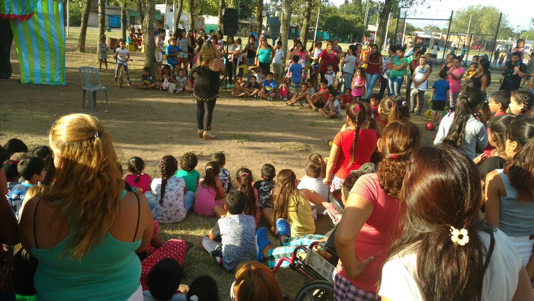 InesRicci's tweet photo. #Vacaciones #Pilar Ante un numeroso público llevamos nuestro circo al #BarrioPeruzotti @FlavioCharo https://t.co/qpuyVstabe