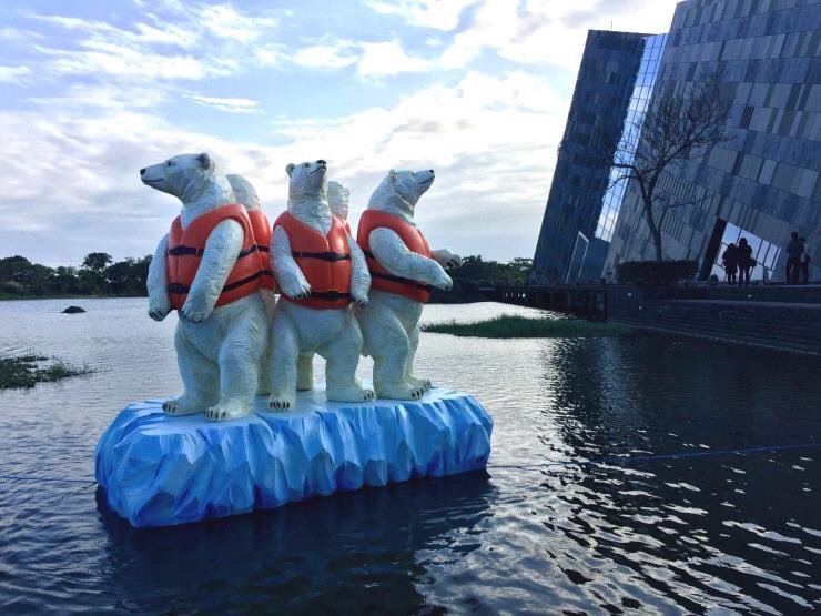 Artofchange21's tweet photo. The first polar bears climate refugees just arrived in Taïwan! A project by taiwanese artist #VincentJFHuang from #LeConclave2017 of @Artofchange21 at @GrandPalaisRmn Next step: Paris! https://t.co/NV1IdYzmj4