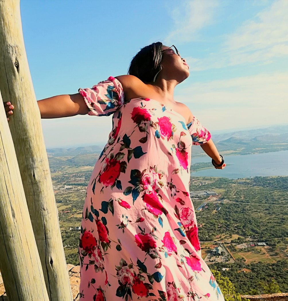 DidimaloM's tweet photo. sundowners served with a view #Hartees #CableCar #ShotLeft #ItsMySouthAfrica https://t.co/xlYmxU120N