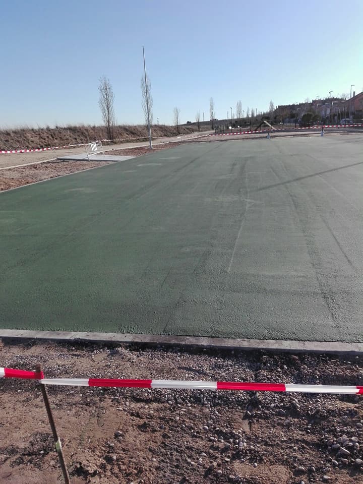 PSOEnaval's tweet photo. Continúan adelante las obras de equipamiento deportivo en los barrios de La Dehesa y en El Pinar-San Andrés donde ya está a punto de finalizar. Hemos priorizado el gasto en instalaciones y servicios frente el gasto en fuentes, parques millonarios y granito
#GobernandoConHechos https://t.co/JctGFcnRB9