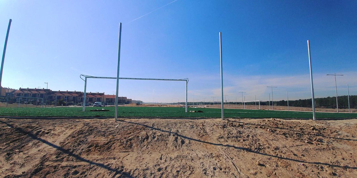 PSOEnaval's tweet photo. Continúan adelante las obras de equipamiento deportivo en los barrios de La Dehesa y en El Pinar-San Andrés donde ya está a punto de finalizar. Hemos priorizado el gasto en instalaciones y servicios frente el gasto en fuentes, parques millonarios y granito
#GobernandoConHechos https://t.co/JctGFcnRB9