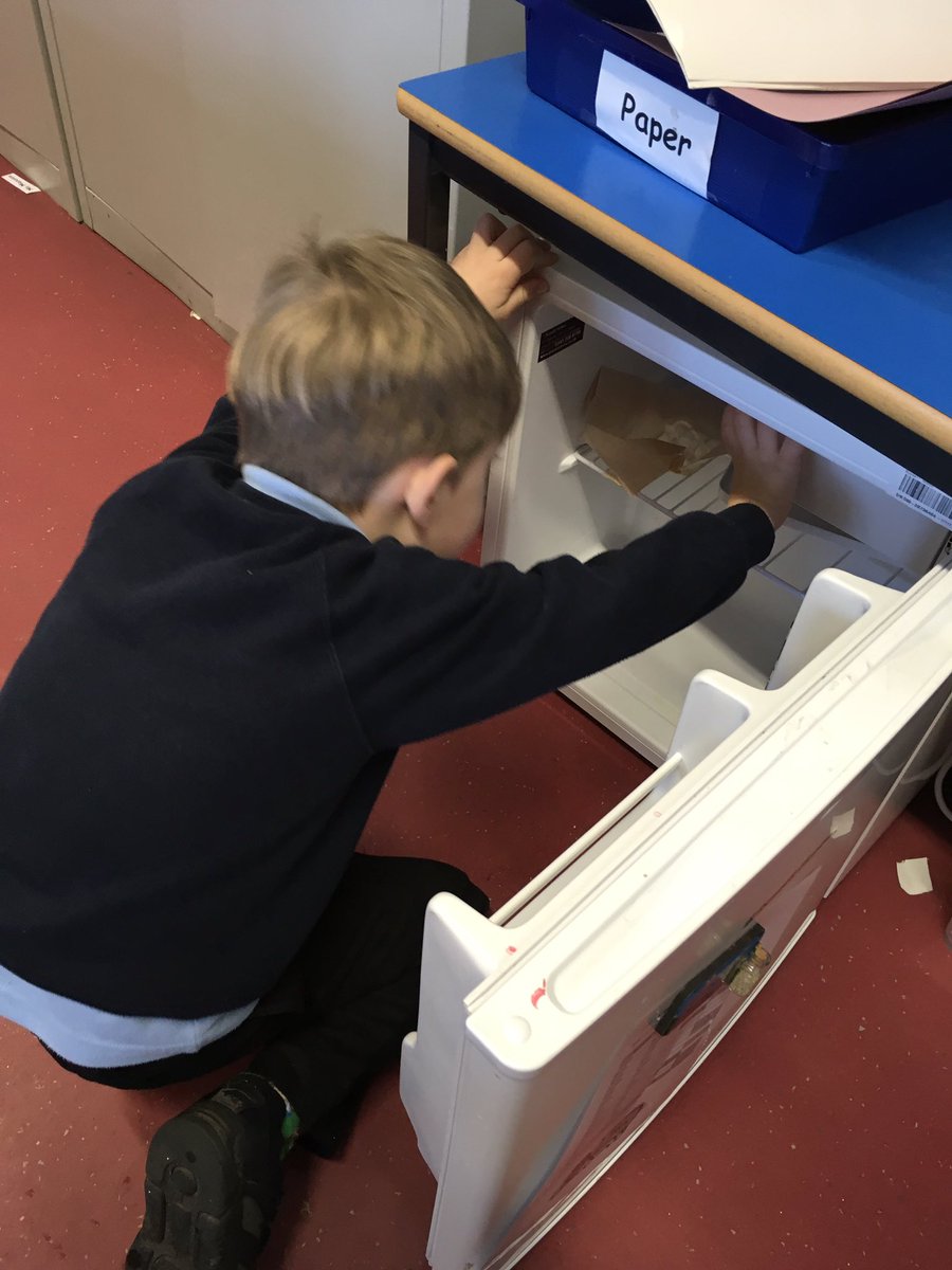 WinchburghPS's tweet photo. P1M experimenting with ice and where it melts the quickest. Will it melt fastest on the heater...? Results due in soon! #iceexploration https://t.co/xvVkvTASpP