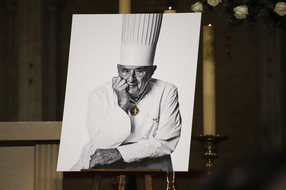 gerardcollomb's tweet photo. Voyez, Monsieur Paul, ces centaines de chefs qui vous entourent ce matin.
Ils sont venus de Lyon, de tout le pays.
Ils sont venus du monde entier.
Ils sont là pour vous témoigner leur affection, vous qui avez fait de leur métier un art, de leur passion une œuvre éternelle. https://t.co/vKRwe9E0jv