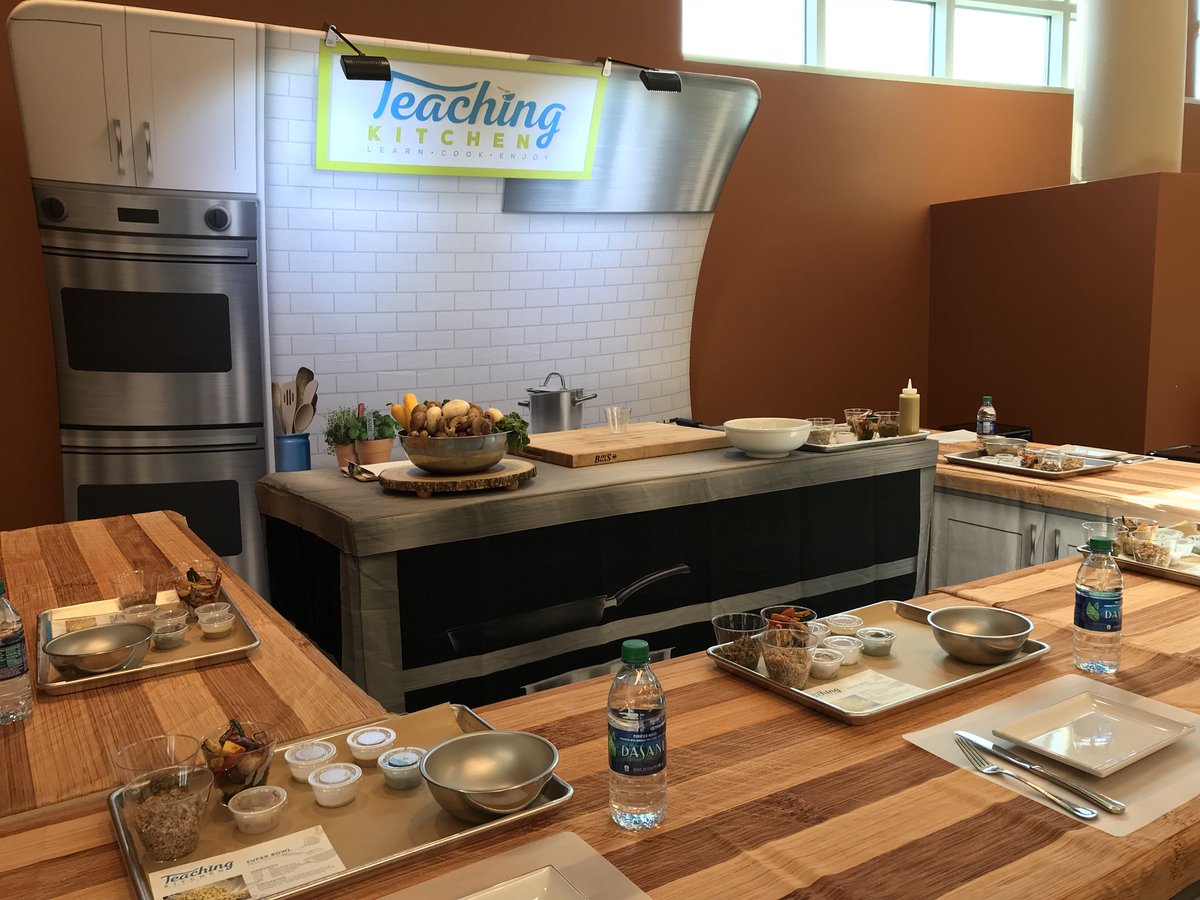 ChristianoGene's tweet image. 1st teaching kitchen class @UTDallasDining yesterday! Got to say our students are pretty creative! @ChartwellsHE #werehungrymindsgather