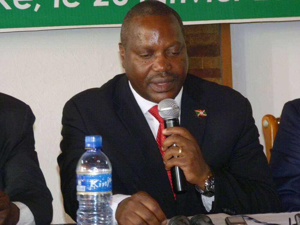 Ikiriho's tweet photo. #Burundi "Le Projet Régional de Développement Agricole intégré ds la région des Grands Lacs vise l'↗ de la production du riz,maïs & du lait ds les pays des grands lacs. #PRDAIGL va au plus aider les agriculteurs & les éleveurs à trouver les marchés d'écoulement de leur produits" https://t.co/D7voIxgS3N