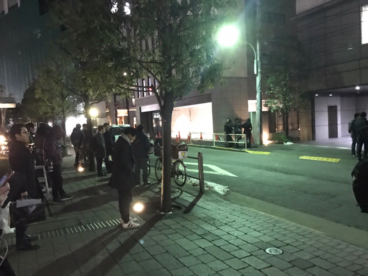 Zcryptocurrency's tweet photo. 【コインチェック本社前の様子です】
620億円が不正に引き出される被害が発生したコインチェック本社前の様子です。正式な会見を行うとのことで、本社前には大勢の報道陣と思われる方々がいます。我々にできることは正式な発表を待つのみです。

#コインチェック #coincheck  #本社前 https://t.co/xoXl4b5d4x