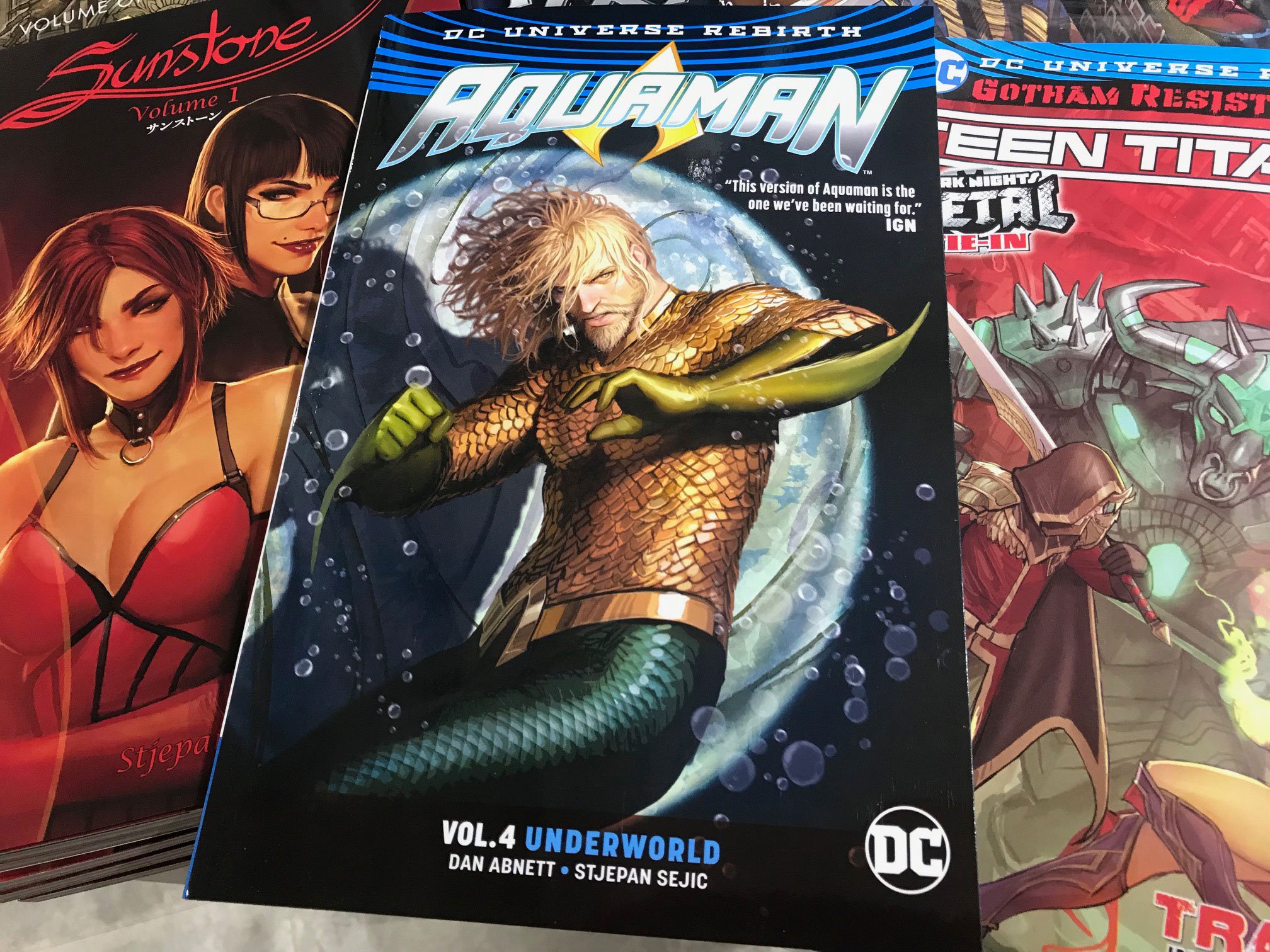 ヴァースコミックス また邦訳サンストーンも刊行され日本でもさらに注目されてますステファン セジク先生が担当された期間の アクアマンがtpbに またこちらは表紙だけご担当ですがダークナイツ メタルのタイインなティーン タイタンズ 12も重版セカンド