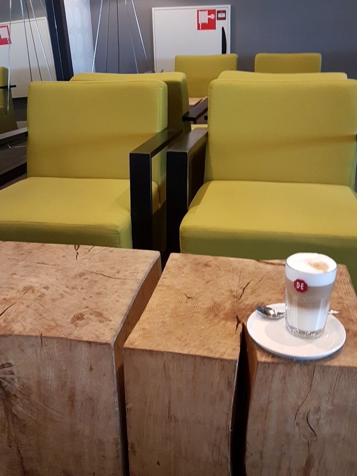 HaptoContact's tweet photo. Nog even rust, aan het wachten op de rest. Straks ziet de tafel er voller uit: redactievergadering 😁 #haptonomie #haptonomischcontact https://t.co/ZvLiRSnRIA
