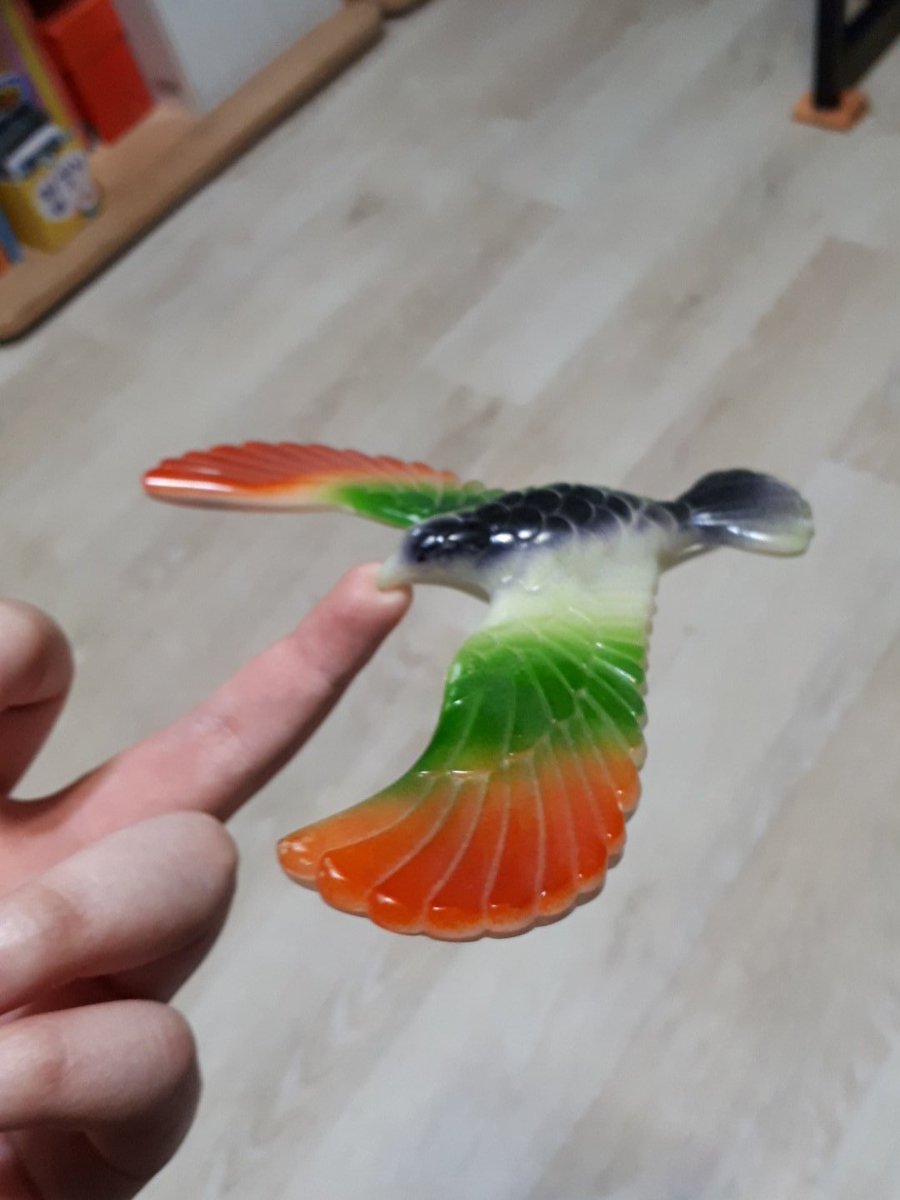 #세대차이_확_느낄만한_말을_해보자 

이걸 아시는분이 나밖에 없진 않을거야
이거 색깔도 다양한데 한마리씩 사가지고 손가락이나 책상이나 철봉이나 그런데 올려두고 많이 놀았었서...