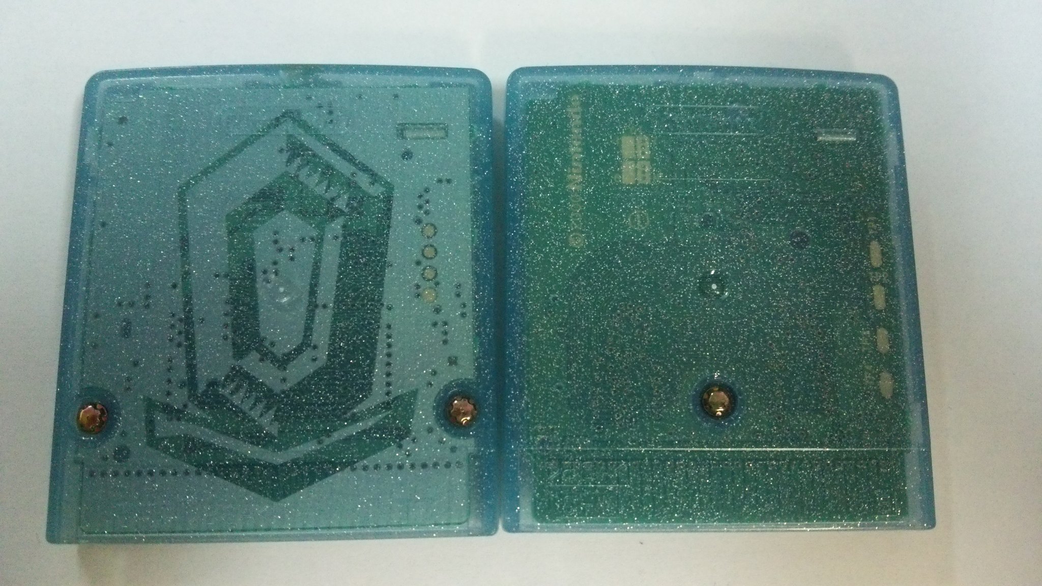 まさと ポケットモンスター クリスタルバージョン 日本版と海外版のカートリッジ 裏面のクリスタルマークって 日本版だけの仕様なのですよ