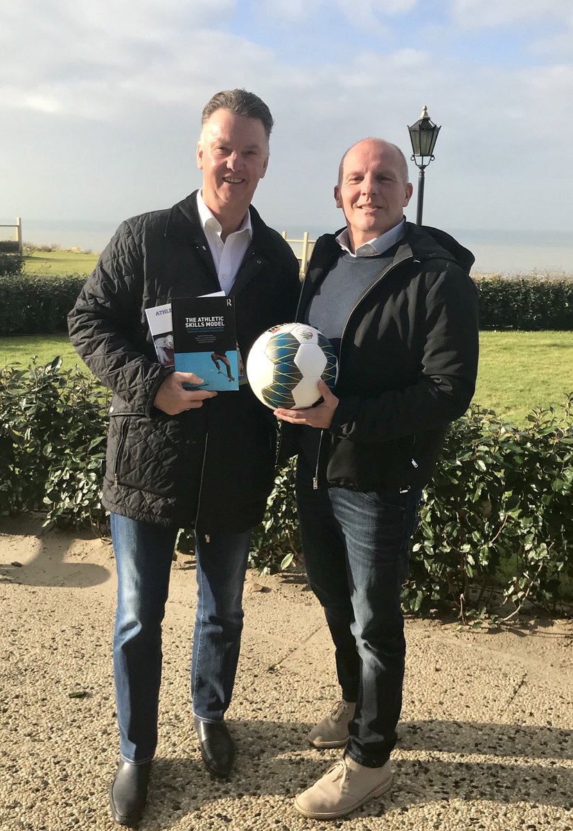 Athletic_Skills's tweet photo. #Louis van Gaal ontvangt het nieuw uitgebrachte Engelstalige boek The Athletic Skills Model van @RWormhoudt  
Gedachte, visie en ASM materialen liggen in het verlengde van Louis zijn Totale mens principe. https://t.co/HixZzeMZ3c