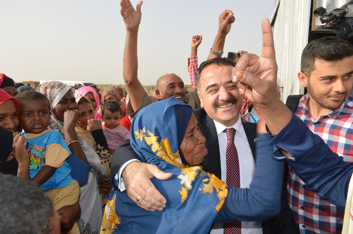 TC_HartumBE's tweet photo. Sudan’ın Beyaz Nil Eyaletinde susuzluktan terkedilen köye, @DiyanetVakfi katkılarıyla açtığımız kuyuyla su ve hayat geldi. Binlerce insanın bölgeye geri dönmesi bekleniyor. https://t.co/IlJrwJPWFz
