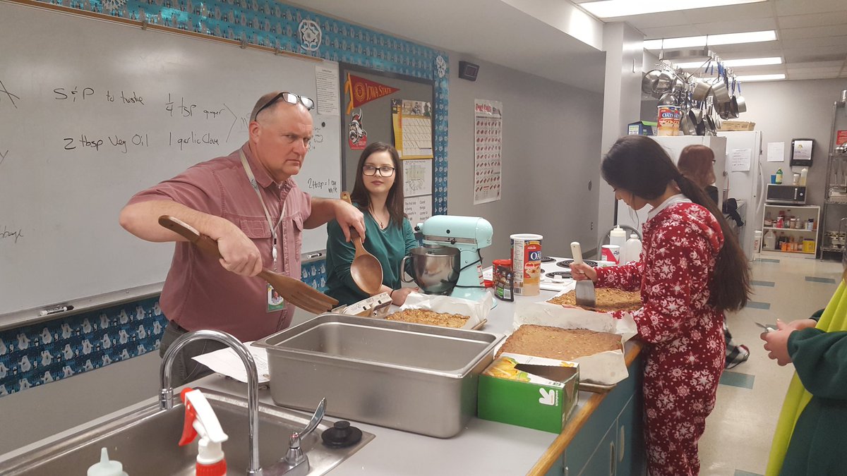 NHSsaydel's tweet photo. Saydel students are finishing the blessing bags and cookies this morning to raise awareness for homelessness in Des Moines. A big thank you to students and staff who helped with this event! @SaydelHS @SaydelCSD #ProjectPJ https://t.co/GitH1Ue5vj