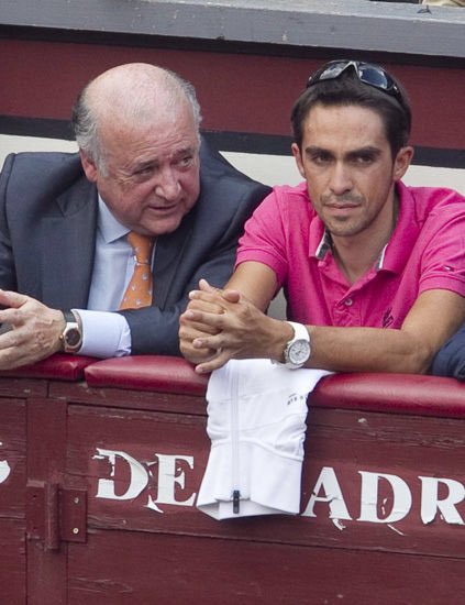 ftorodelidia's tweet photo. 📷 Hoy vamos a los toros con... Alberto Contador. El ciclista de Pinto, ganador de Tour, Giro y Vuelta a España, se retiró el año pasado, aunque pese a su actividad le dio tiempo a asistir a algún festejo taurino. Seguro que a partir de ahora le vemos más.
#Todosalostoros 🤟 https://t.co/LIhPpsBjtO