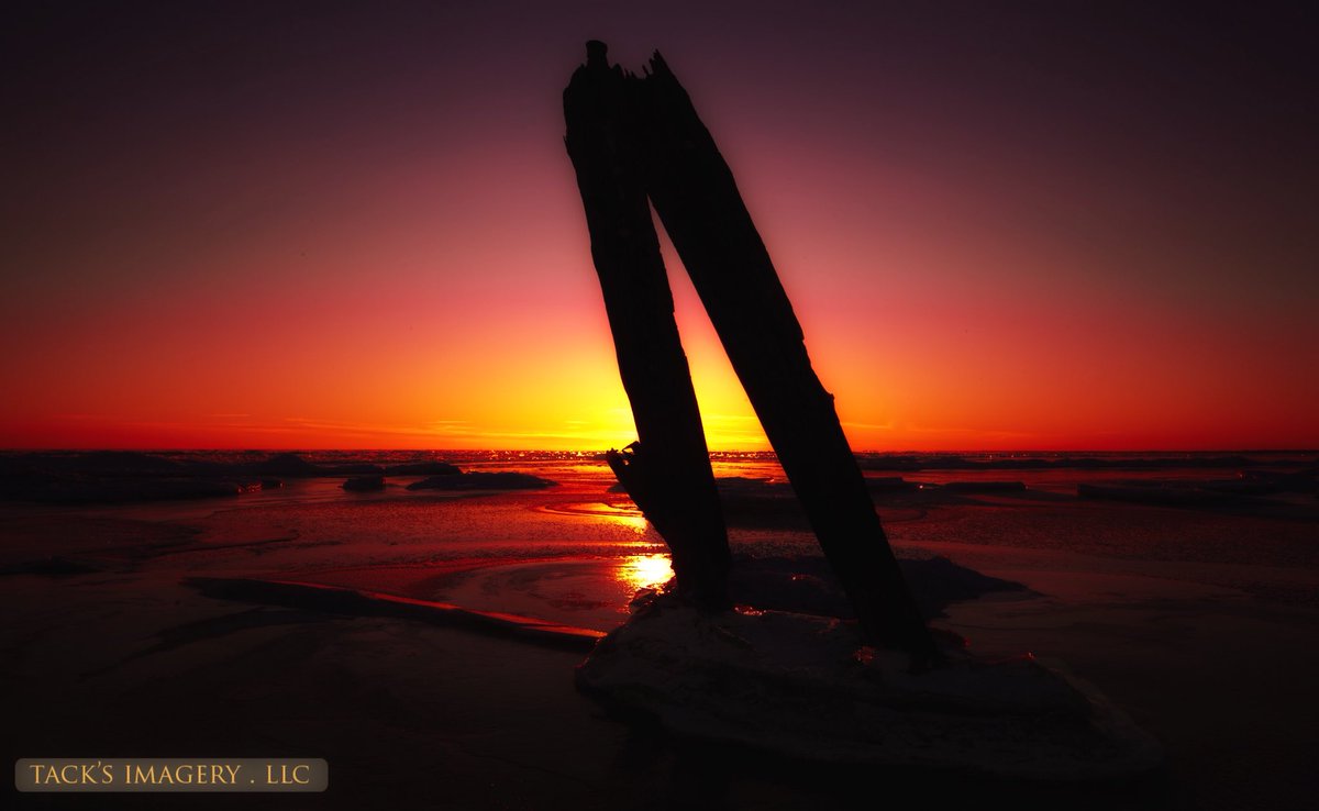 Tacks_Imagery's tweet photo. Sun trying to hide her beauty behind the remains of an old pier. #sunset_hub #sunset_stream #sunset_lovers #sun_light #sunset #colors #beautiful #photography #photooftheday #photographer #tacksimagery #life #lowlightphotography #longexposure #canonphotography #canon #5dmarkii https://t.co/pP1CypJ9K0