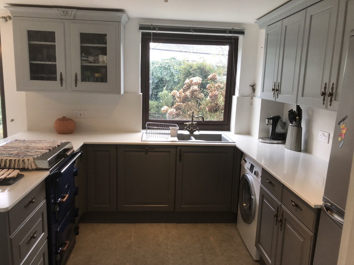 We loved painting this oak kitchen this week. The two tone colour scheme really brigtened up the space, giving it a more modern feel. It was also great to see Helen again.