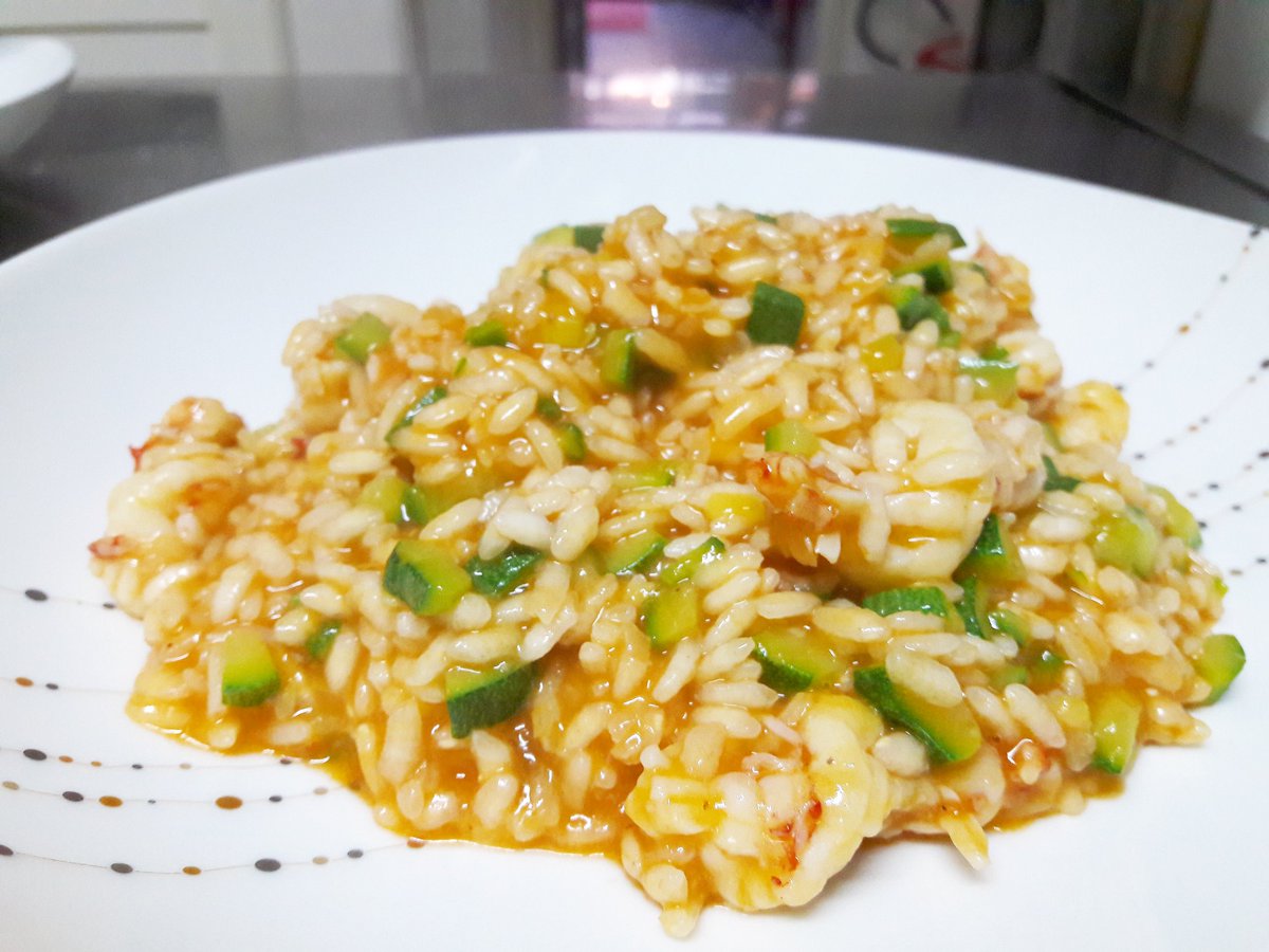 ChefDan00's tweet photo. Riso zucchine e gamberi (cotto con bisque) #cuocorock #cucina #viaveneto #ricette #gusto #risotti #inventiva https://t.co/aKl6GBQXD5