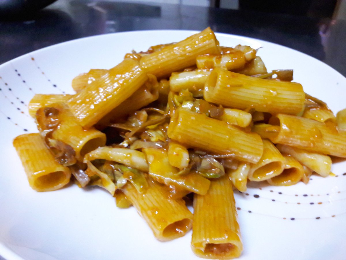 ChefDan00's tweet photo. Rigatoni carciofi calamari saltati aglio olio e peperoncino con salsa di datterini #sfizzioso #gustoso #creare #cuocorock #cucina #viaveneto https://t.co/MY6N10CIYa
