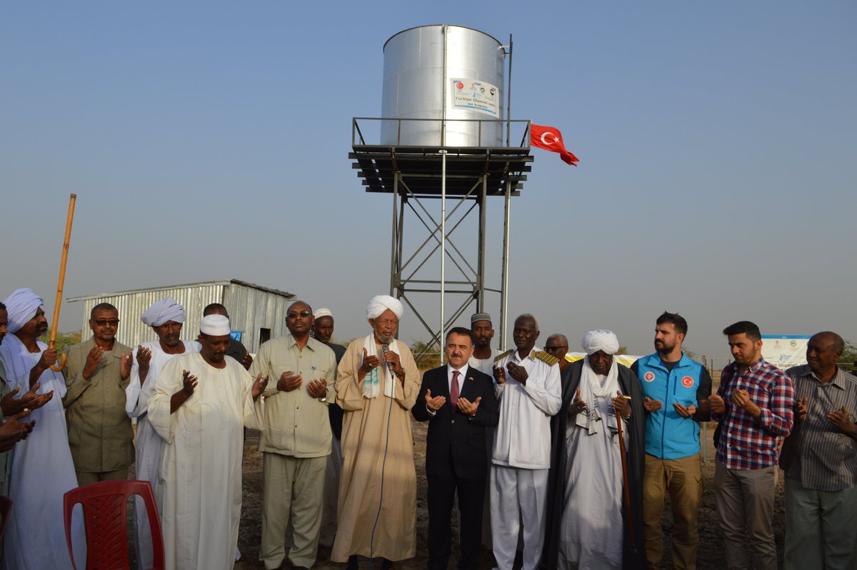 TC_HartumBE's tweet photo. Sudan’ın Beyaz Nil Eyaletinde susuzluktan terkedilen köye, @DiyanetVakfi katkılarıyla açtığımız kuyuyla su ve hayat geldi. Binlerce insanın bölgeye geri dönmesi bekleniyor. https://t.co/IlJrwJPWFz