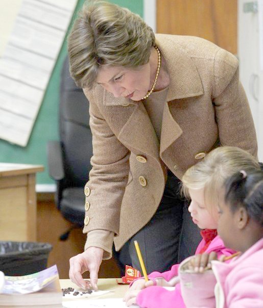 GWBLibrary's tweet photo. #FLOTUS_Friday #OTD ’06 First Lady Laura Bush worked with children during a visit to the kindergarten class at the Alice M. Harte Elementary School in New Orleans. More photos: https://t.co/VDwKixsFNQ https://t.co/GLQLXLLj5S