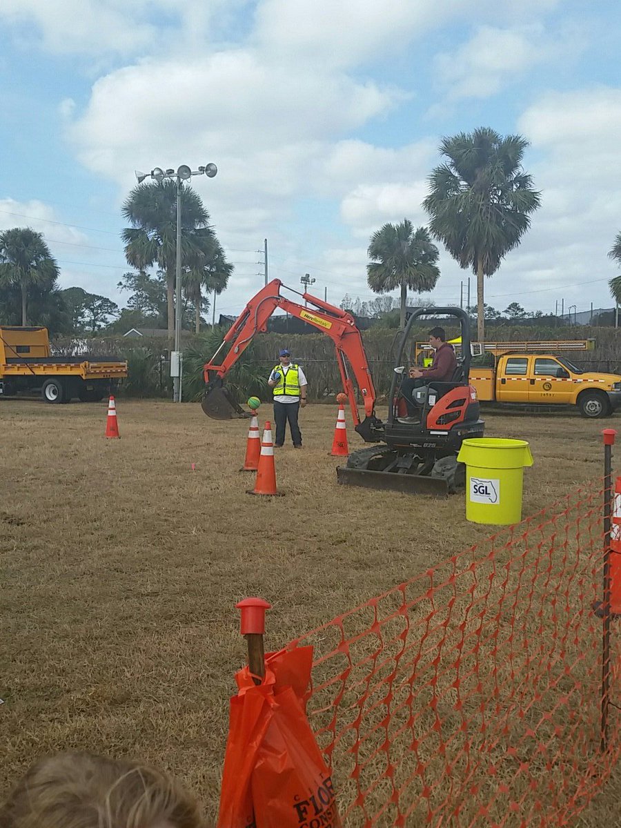 mrswallace33's tweet photo. #cflccd mighty machines at #constructioncareerdays @forevercfi @dnleffle @ATL1SHARK @HMF954 https://t.co/bKhFVUHIW9