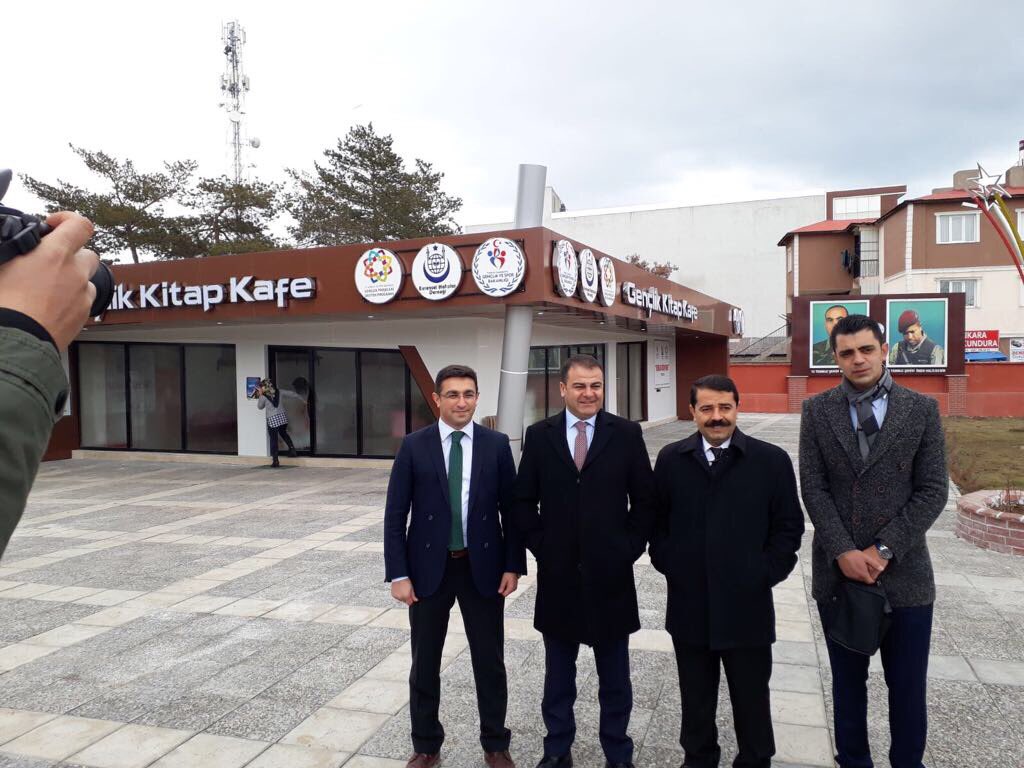 mehmetsirinysr's tweet photo. 15 Temmuz Demokrasi parkımızın içine inşa ettiğimiz ve Evrensel hafızlar derneğiyle ortak işlettiğimiz GENÇLİK KİTAP KAFEMİZ gençlerimizin yuvası haline geldi. Kitap okumak sizden çay kahve bizden diyoruz 😊@ehadgm @mariftasdemir @valizorluoglu @BelediyesiErcis https://t.co/mFG1R9Ryzg