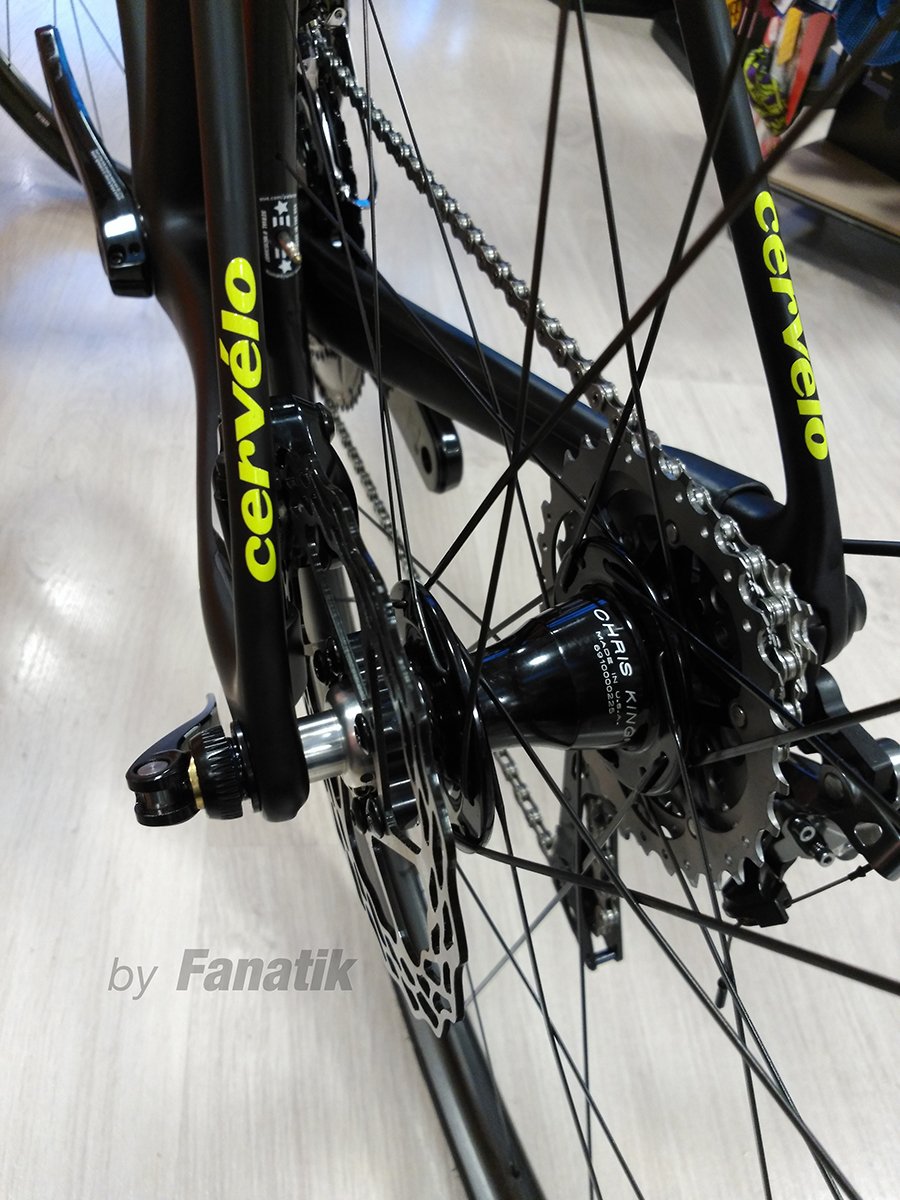 FanatikVic's tweet photo. Detall d'una #Cervélo R5 Disc amb frens de disc #DuraAce i rodes #Enve amb rodet #ChrisKing.
#fanatikvic #enve #irideenve #builtwithenve #bikeporn #cycling #ciclisme https://t.co/HfCgyLuEHY