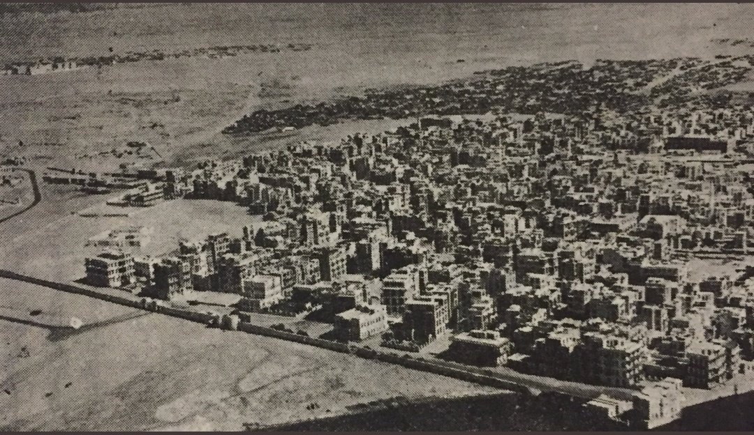 نوادر من التاريخ Twitter પર صورة جوية لمدينة جدة قبل إزالة السور المحيط بها عام ١٣٦٥ه وقد تم بناؤه عام ٩١٧ه وتم إزالته عام ١٣٦٦ه وكان السور له أبواب