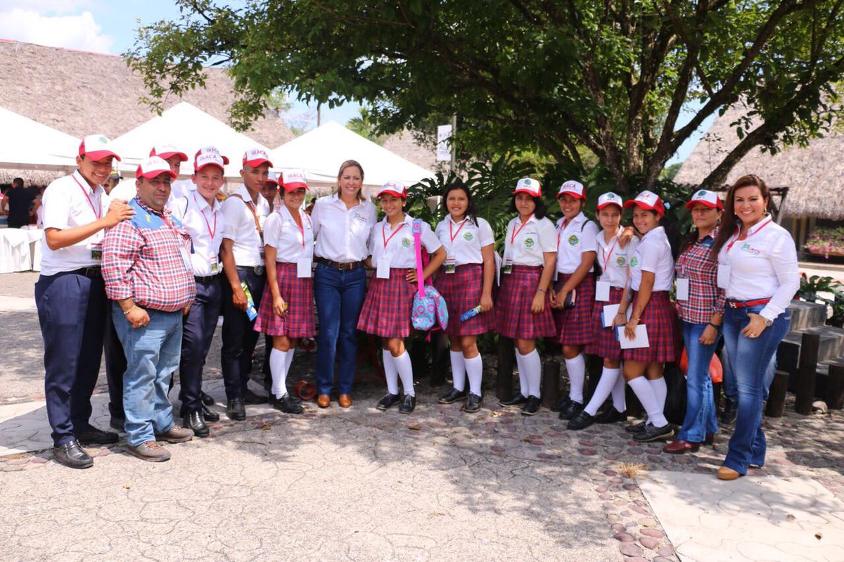 GobMeta's tweet photo. .@marcela_amayag comparte con los diferentes sectores agrícolas, culturales y empresariales, que hacen parte de la oferta de servicios presente en @ExpoMalocas 2018 “Una mirada al futuro”. #TrabajandoSinParar https://t.co/7pRz4rlvGQ