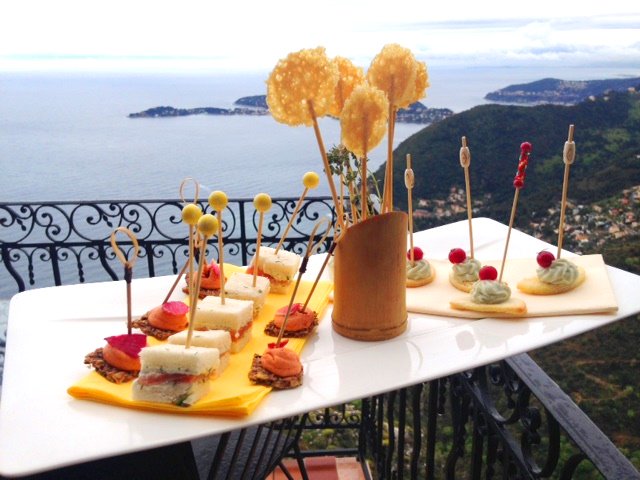 elegantaddress's tweet photo. #feelgoodfriday Pre-dinner nibbles at @ChateauEza perfect! #frenchriviera #southoffrance #CotedAzurFrance ☀️ https://t.co/x3DPePXASE