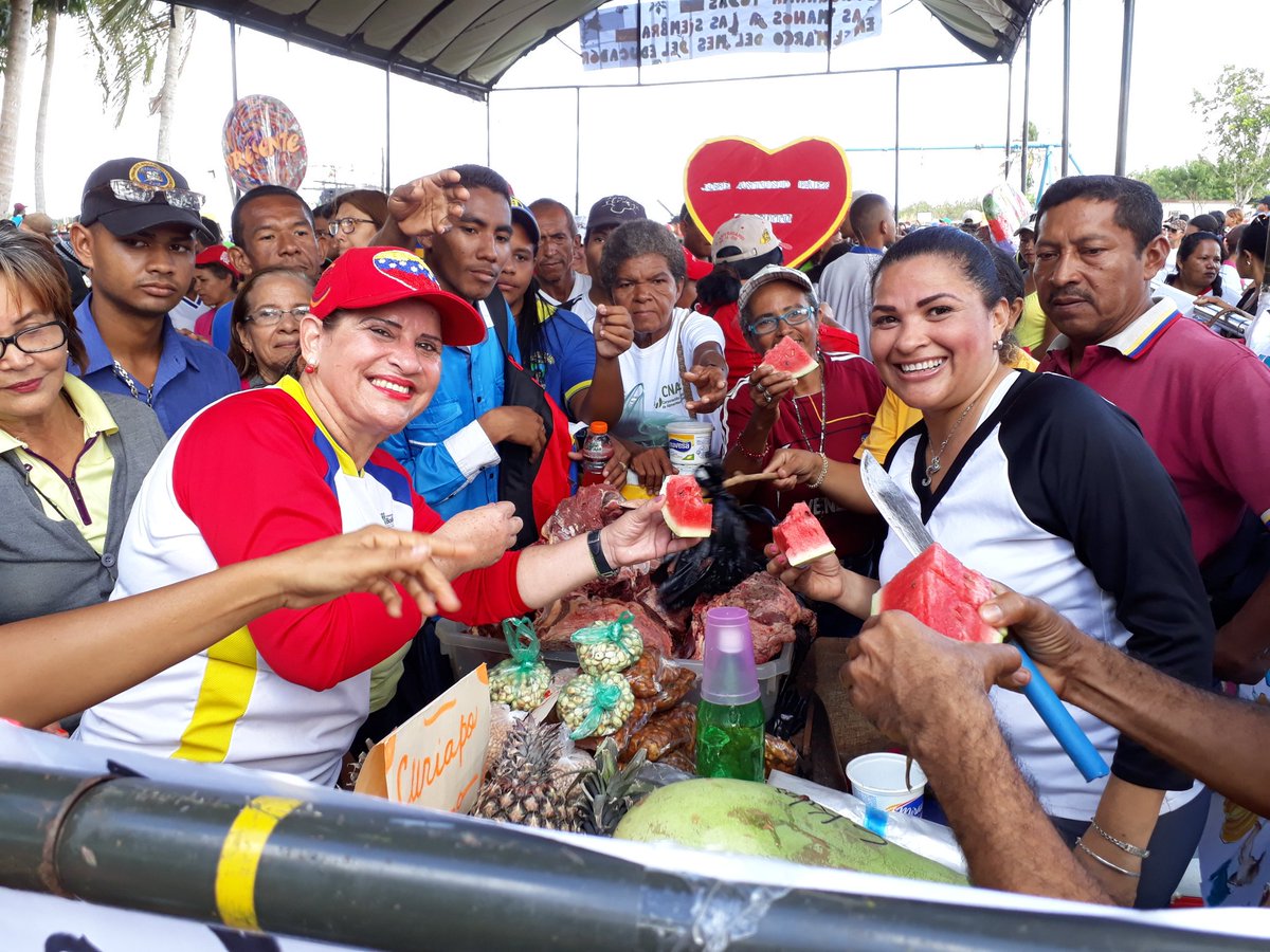 En Heres docentes disfrutan del Gran Convite Conuquero Gastronómico del PTMS en el marco de la celebración del Día del Educador @MPPEDUCACION @sheieduc <a href="/JauaMiranda/">Elías Jaua</a> #SomosDocentesDePaz