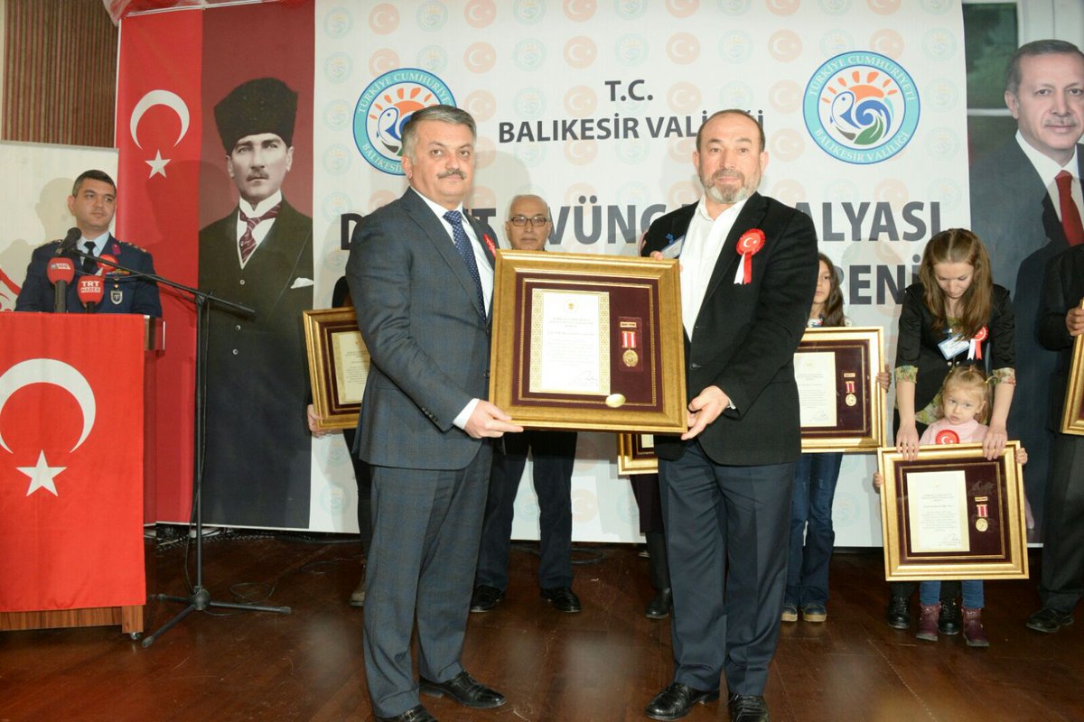 TC_Balikesir's tweet photo. Vali Ersin Yazıcı, 22 Şehit yakını ve gaziye Devlet Övünç Madalyası verdi. https://t.co/lQbHK0Xflb