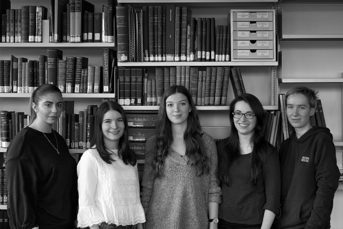 SAARKLANG's tweet photo. Hi, wir sind übrigens das PR-Team von #Saarklang2018. Wir twittern hier und sind auch auf anderen Social-Media-Plattformen anzutreffen. Wenn wir nicht im Internet unterwegs sind, designen wir Flyer und Programme und finden möglichst viele Wege, Leuten von #Saarklang zu erzählen. https://t.co/vg6Ji4PUOW