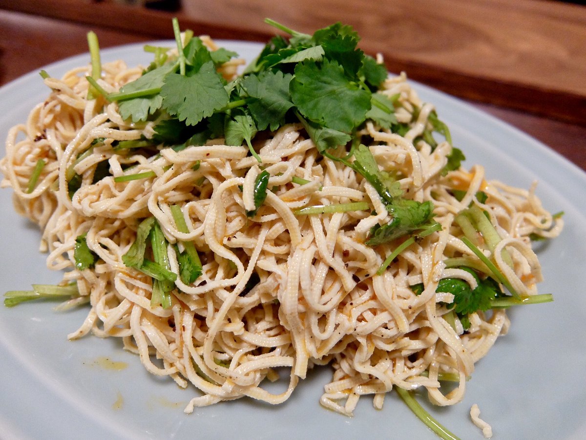 佐野まいける A Twitter 先日中華街で買ってきた豆腐干糸で簡単前菜 豆腐干糸は豆腐を干して麺みたいにしたやつ 豆腐干糸250gを熱湯で5分茹でて洗って水を切り 塩小1 2 鶏ガラスープの素小1 辣油大5 花山椒適量と刻んだ香菜を混ぜて出来上がり ビール