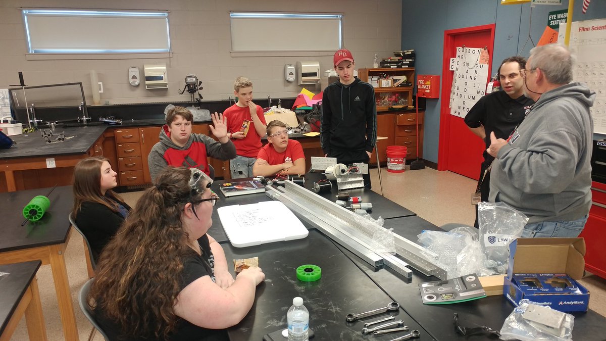 HillcatRobotics's tweet photo. #hdhspride #hillcat robotics
Building the robot https://t.co/g78YnoTpex
