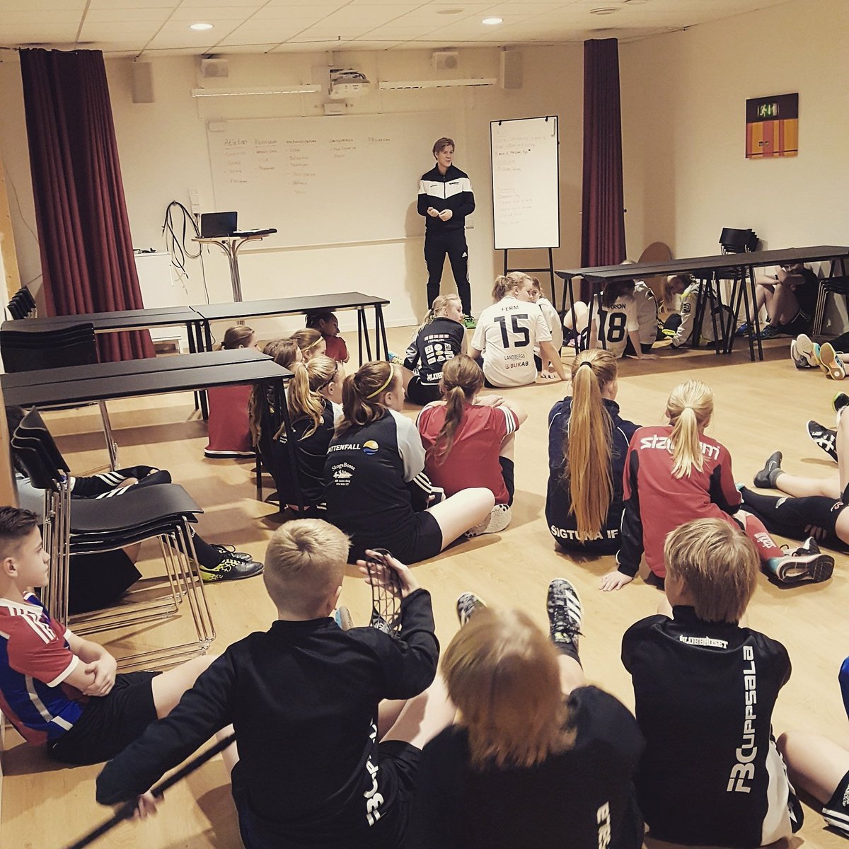 UpplandsIBF's tweet photo. 21-22 februari är det dags för nästa spelarutvecklingsläger, lägret är i @ifuarena och vi kör från kl 9-15. Mer info finns på vår hemsida 😊☺🤗 https://t.co/q8QCDJPjSn #uibf #spelarutveckling https://t.co/1bo7b5tenP