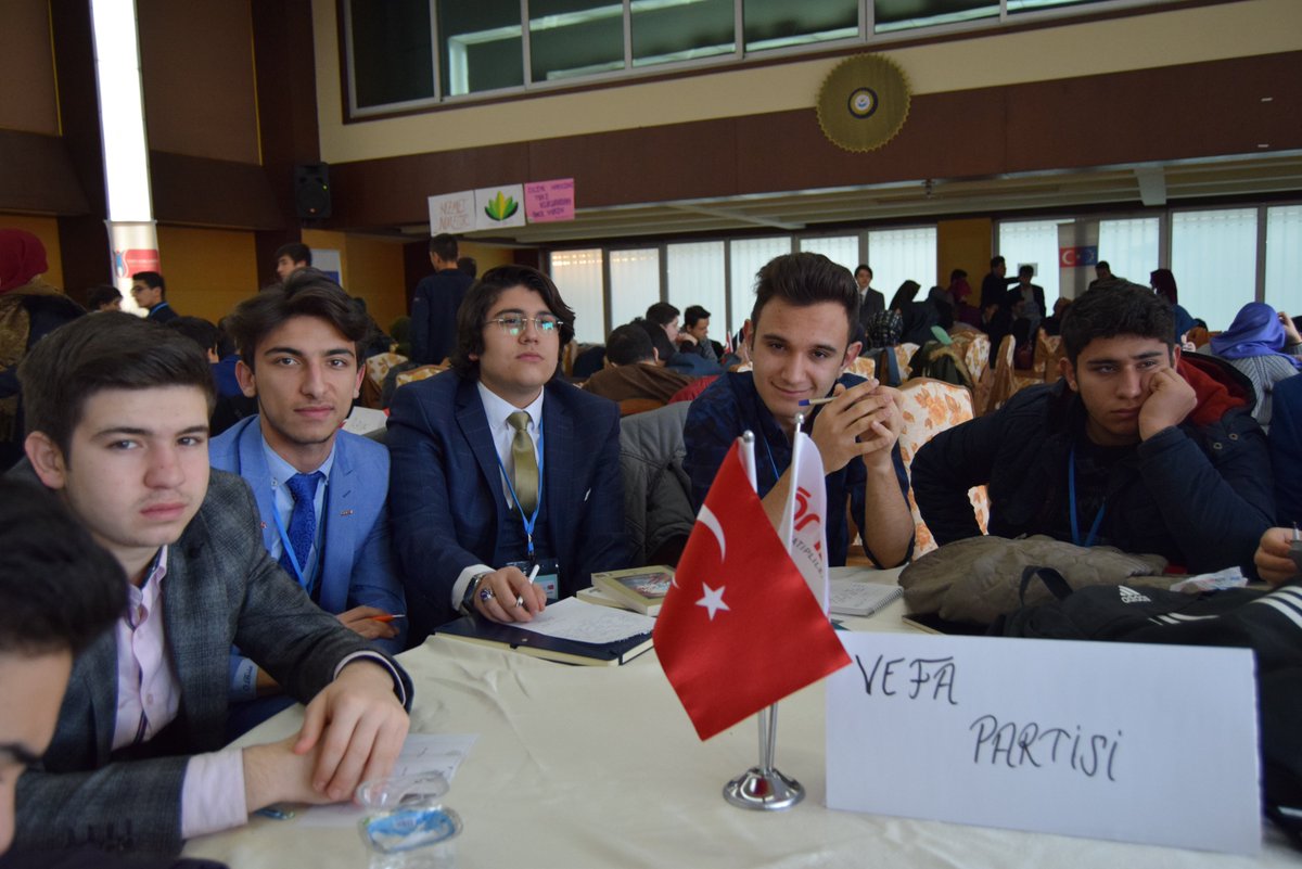 onderihl's tweet photo. 25 ilden 140 öğrencinin katıldığı Potansiyelini Keşfet 18 yaş çok geç projesinde öğrenciler teorik ve pratik siyaset dersleri aldı. Bunlardan biri de parti kurma çalışmalarıydı. Önce parti kurdular, sonra kampanya yapıp seçime girdiler, sonunda da hükümeti kurdular. https://t.co/4vXAFHZCGT