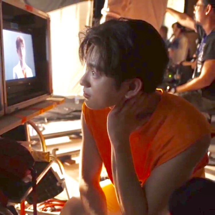 Jinyoung con le braccia scoperte esce fuori dalla tana 1 volta ogni 190 anni rt per good luck