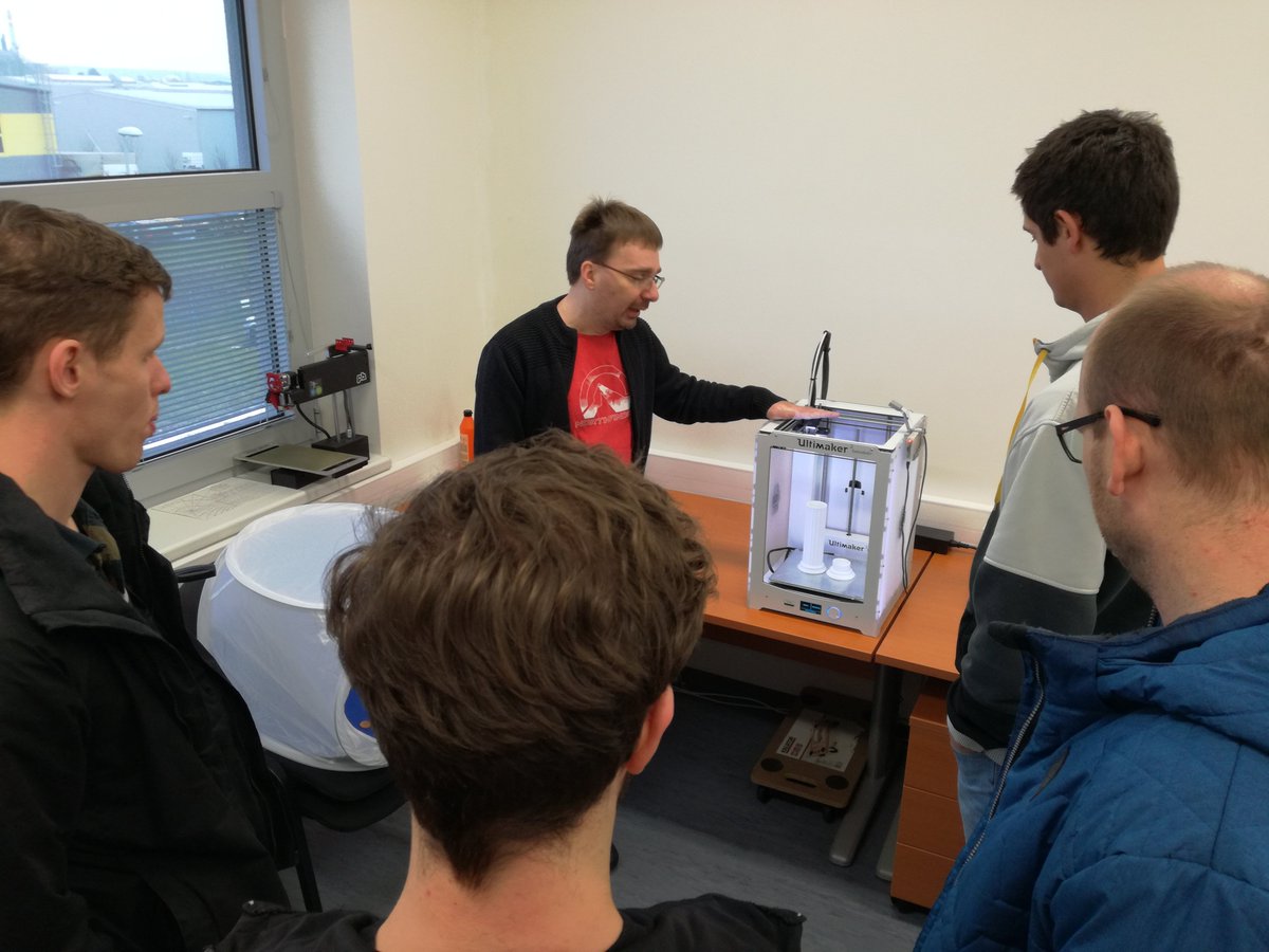 VTPUPOlomouc's tweet photo. Naši nájemci se dnes během pravidelné snídaně dozvěděli mnohé o #3D tisku. Tomáš Vít z @3Dwiser nám ukázal jak stolní 3D tiskárny, tak i příklady výrobků, které na nich jdou vytisknout. Díky za podnětnou prezentaci i diskuzi. #vtpup #olomouc https://t.co/pAK6EReRgr