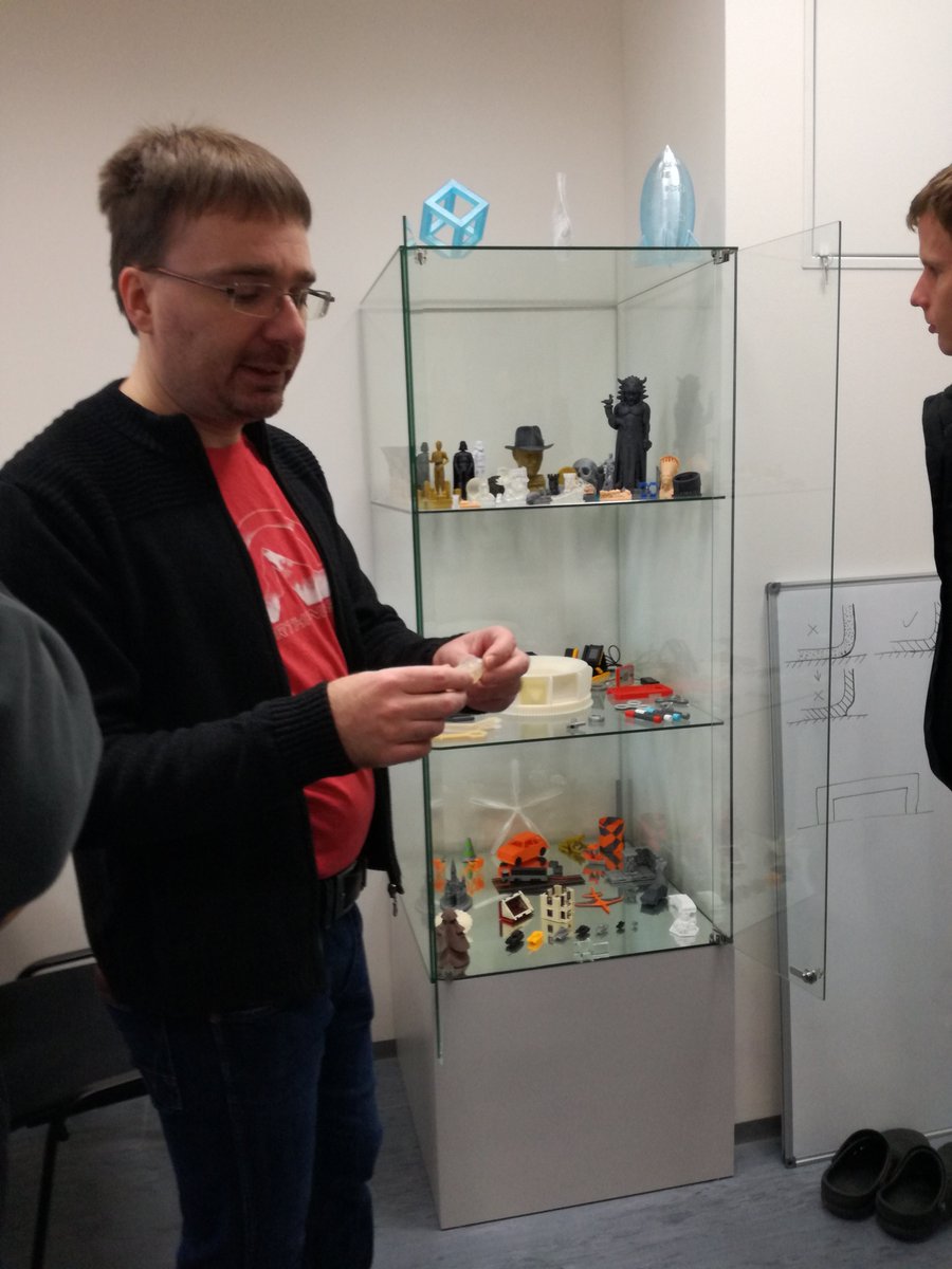 VTPUPOlomouc's tweet photo. Naši nájemci se dnes během pravidelné snídaně dozvěděli mnohé o #3D tisku. Tomáš Vít z @3Dwiser nám ukázal jak stolní 3D tiskárny, tak i příklady výrobků, které na nich jdou vytisknout. Díky za podnětnou prezentaci i diskuzi. #vtpup #olomouc https://t.co/pAK6EReRgr