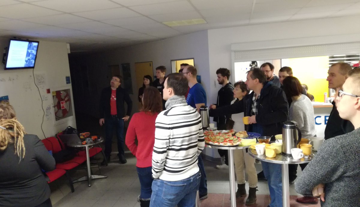 VTPUPOlomouc's tweet photo. Naši nájemci se dnes během pravidelné snídaně dozvěděli mnohé o #3D tisku. Tomáš Vít z @3Dwiser nám ukázal jak stolní 3D tiskárny, tak i příklady výrobků, které na nich jdou vytisknout. Díky za podnětnou prezentaci i diskuzi. #vtpup #olomouc https://t.co/pAK6EReRgr