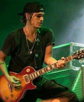 1999Saraa's tweet photo. Feliz cumpleaños N°32 Rey! @AIRBAGoficial https://t.co/FnVxqBD0FI