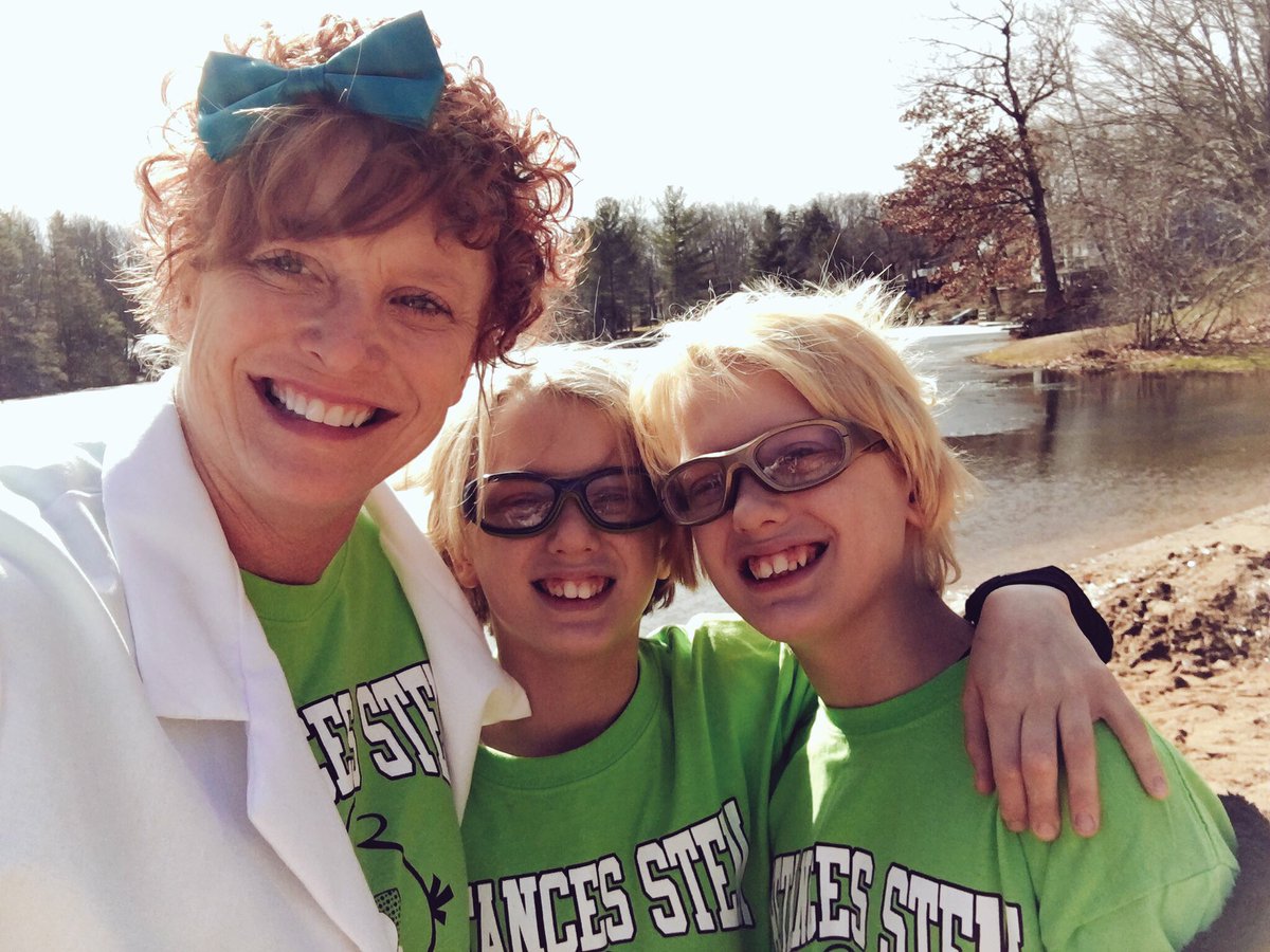 G0ldil0x24's tweet photo. #FBF #FridayFeeling #Friyay @BSTEMhartford @HartfordMagnet @HartfordSuper #NerdyBirds #NerdyForACause @SOCTconnecticut #PenguinPlunge when U #volunteer U #MakeADifference, have fun, make friends &amp; build a stronger community! #DoGood #BeKind #GiveBack https://t.co/9PVxYAknH0