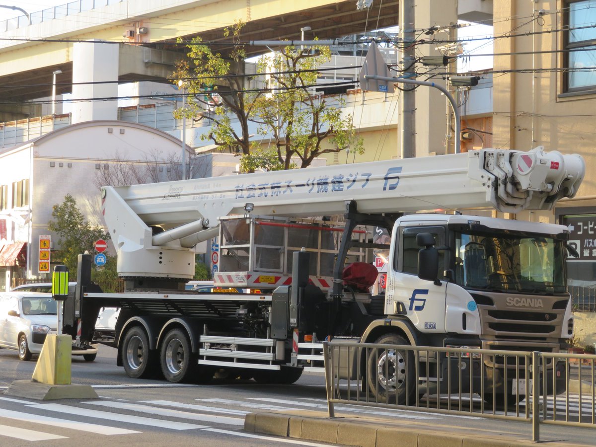 西九 Bronto Skvliftの高所作業車 なんとも海外のスノーケル車をそのまま建機にしたような新鮮な作業車 外車シャーシとあって全長がものすごく長い