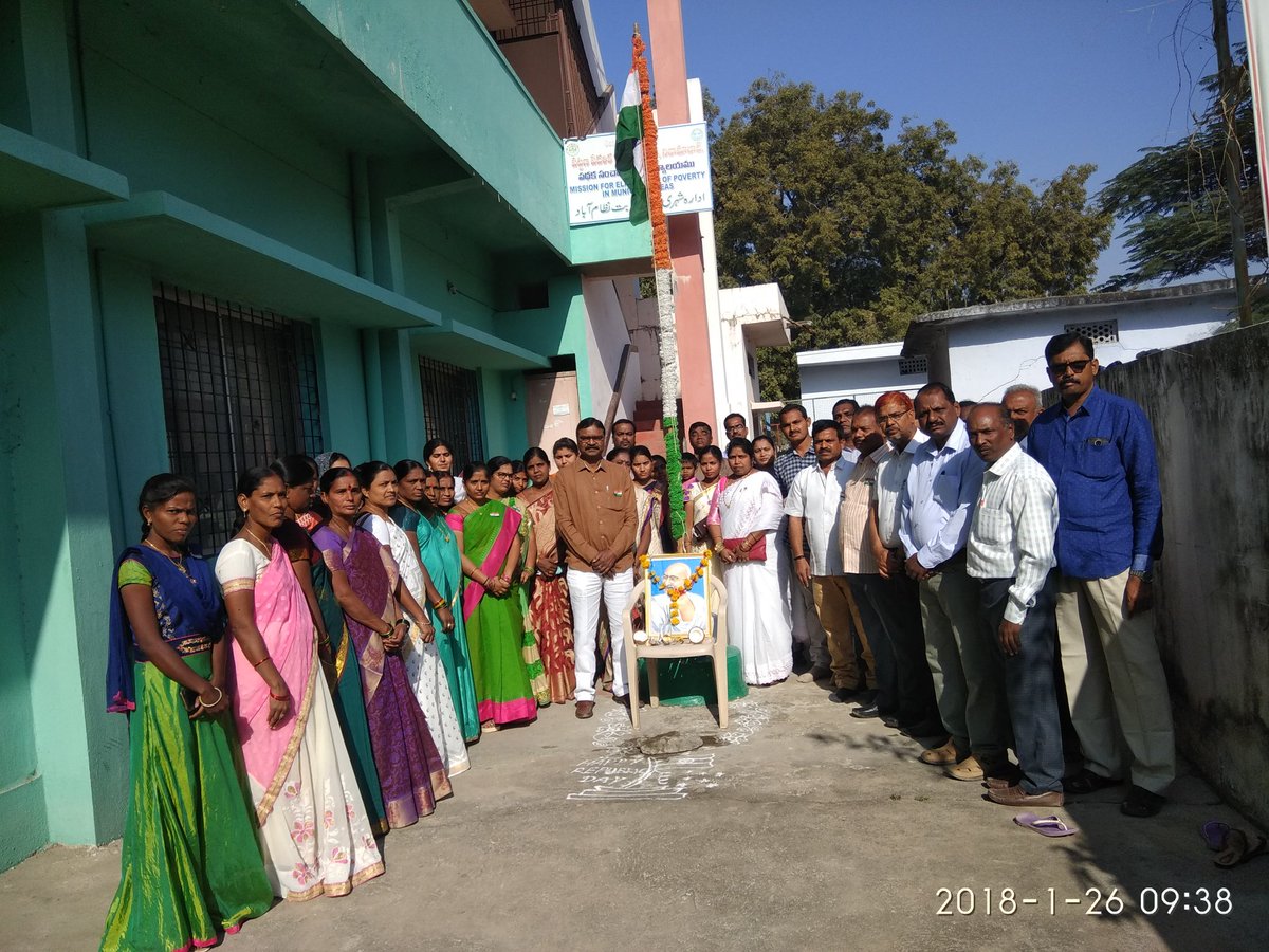 MC_Nizamabad's tweet photo. Flag Hosting Ceremony by Sri D.John Samson, #Project_Director, #MEPMA, #Nizamabad on the eve of #Republic_Day_Celebrations #MEPMA & #MunicipalStaff attended @tsmepma @cdmatelangana
#26-01-18 https://t.co/jFz2j7nZAx