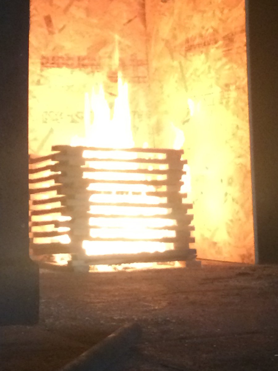 JimMackay77's tweet photo. RDS BA Initial Demo @GatwickFRS @WSFRS_TDA @WestSussexFire @coomber_richard #firedevelopment #ba https://t.co/JQbcy3CXN5