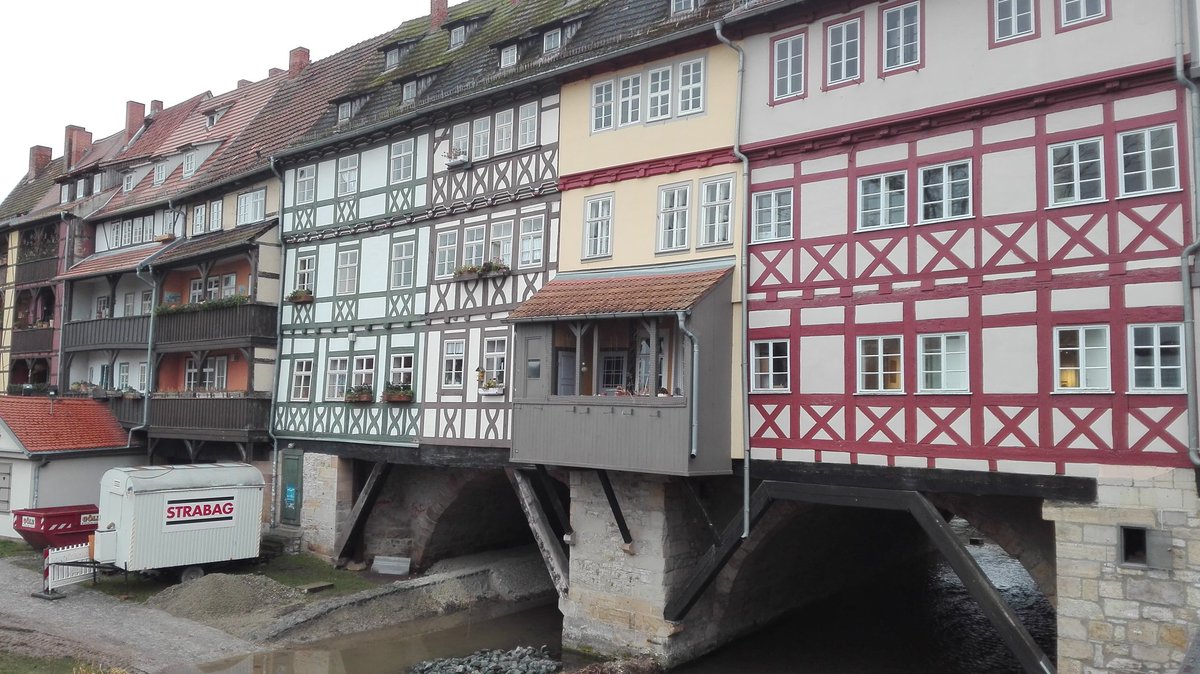 HuWutze's tweet photo. In #Erfurt und schaut mal wen ich an der #Kämerbrücke getroffen habe .... #Piraten ... ;o) Den @electrozwerg *wink* https://t.co/aQLdvsufSi